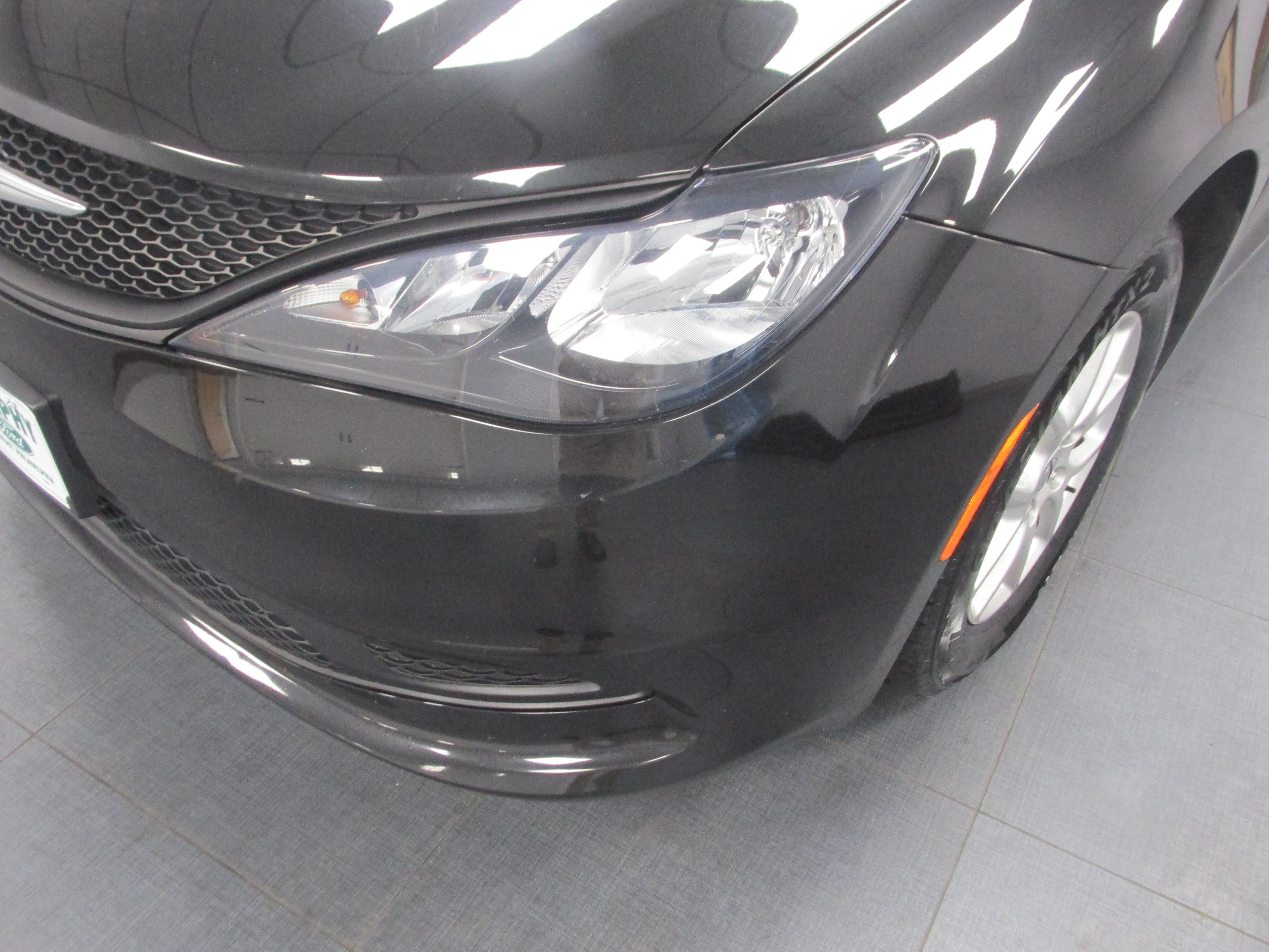 Used 2023 Chrysler Voyager LX FWD image 9