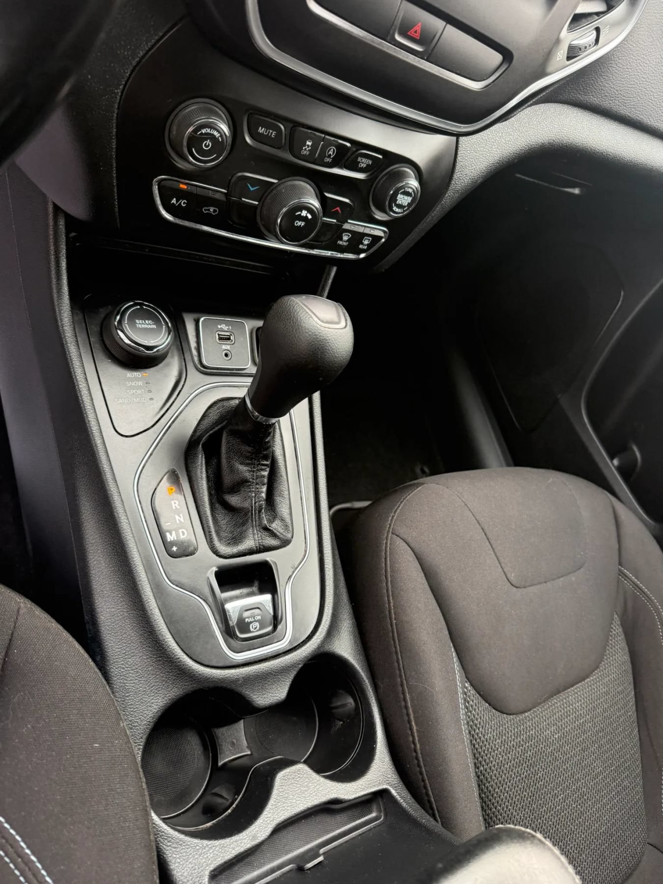 Used 2020 Jeep Cherokee Latitude w/ Cold Weather Group AWD/4WD image 14