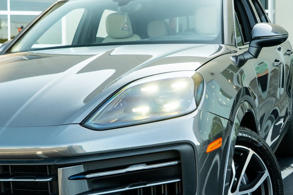Used 2024 Porsche Cayenne AWD/4WD image 2