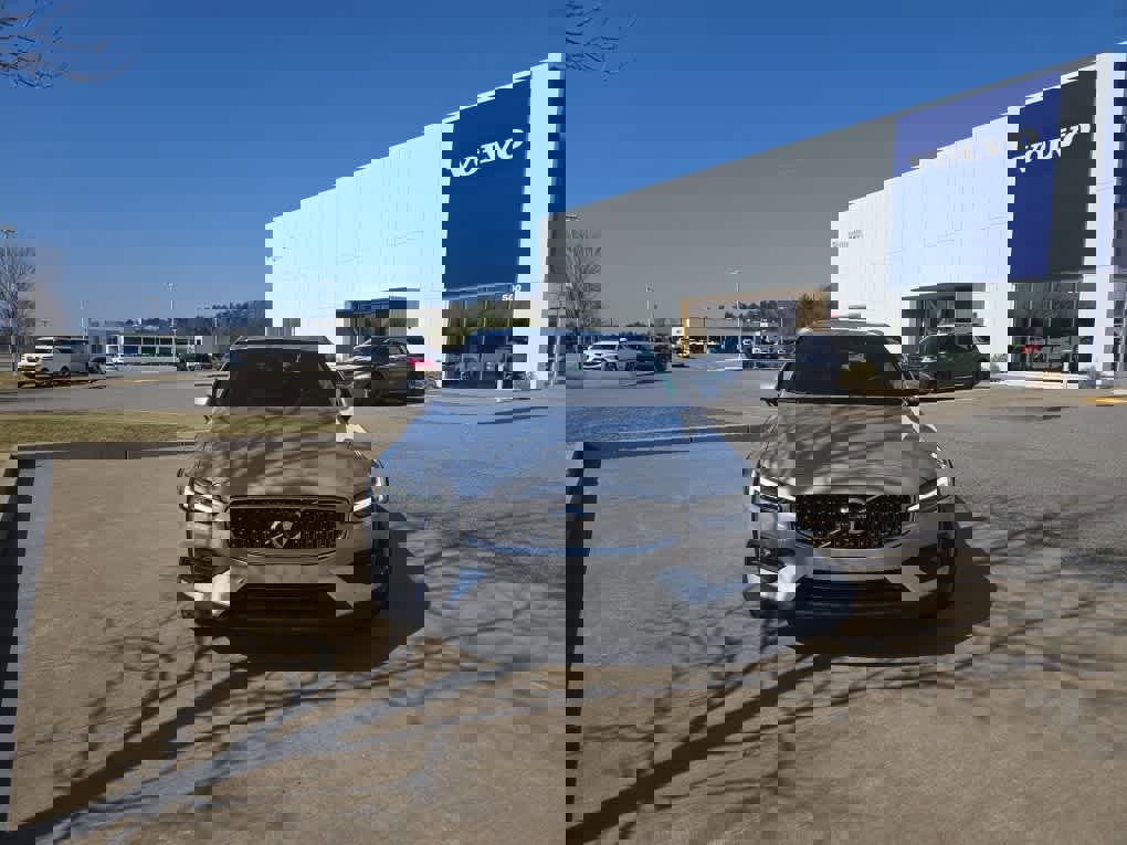 Used 2025 Volvo V60 B5 Cross Country Ultra w/ Climate Package image 4