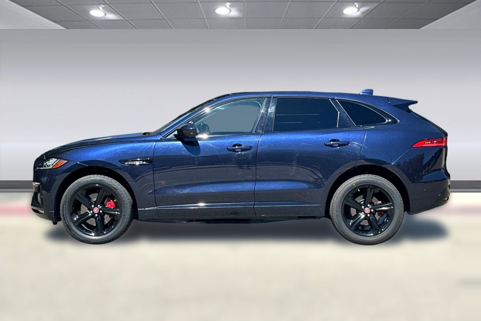 Used 2017 Jaguar F-PACE S AWD/4WD image 2