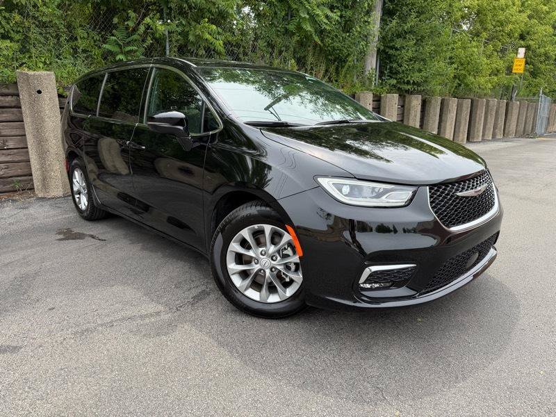 Used 2026 Chrysler Pacifica Limited FWD image 4