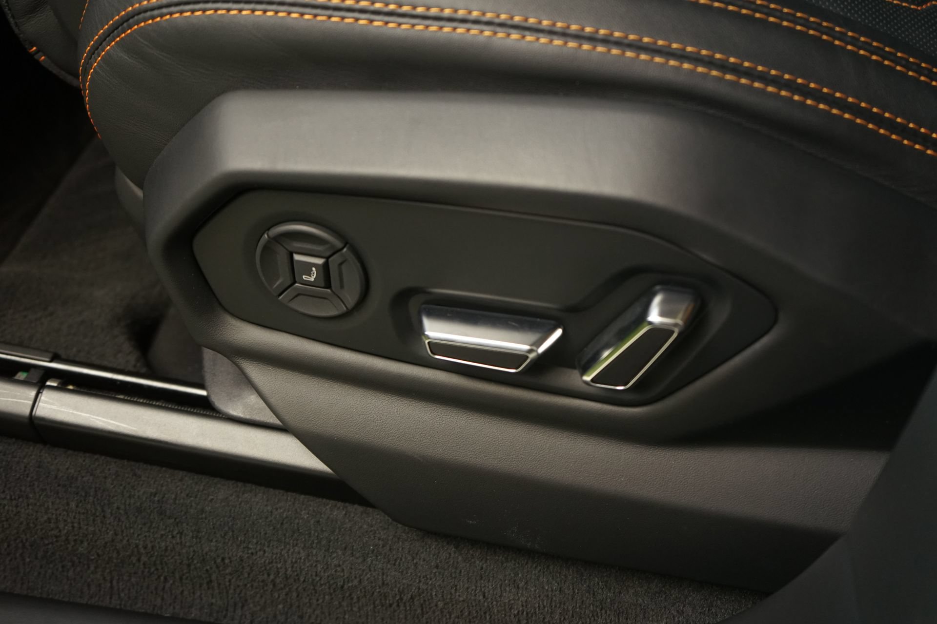 Used 2024 Lamborghini Urus Performante AWD/4WD image 45