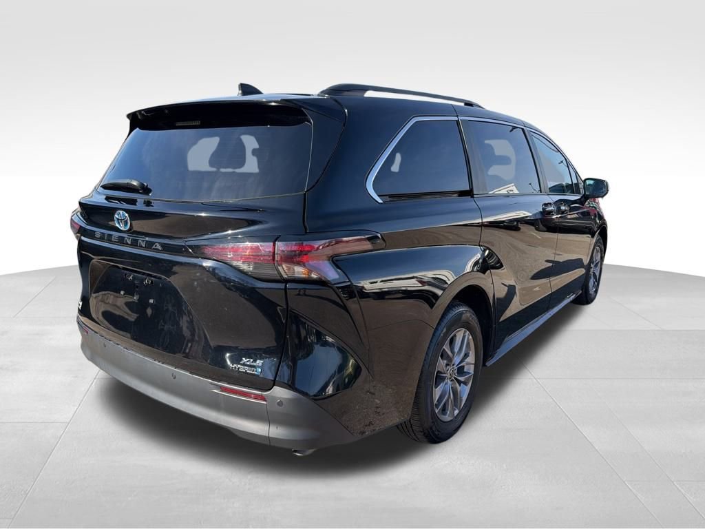 Used 2024 Toyota Sienna XLE image 5