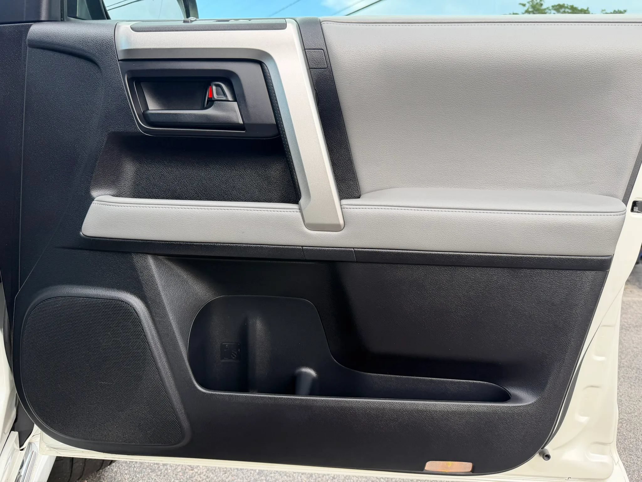 Used 2010 Toyota 4Runner SR5 AWD/4WD image 18