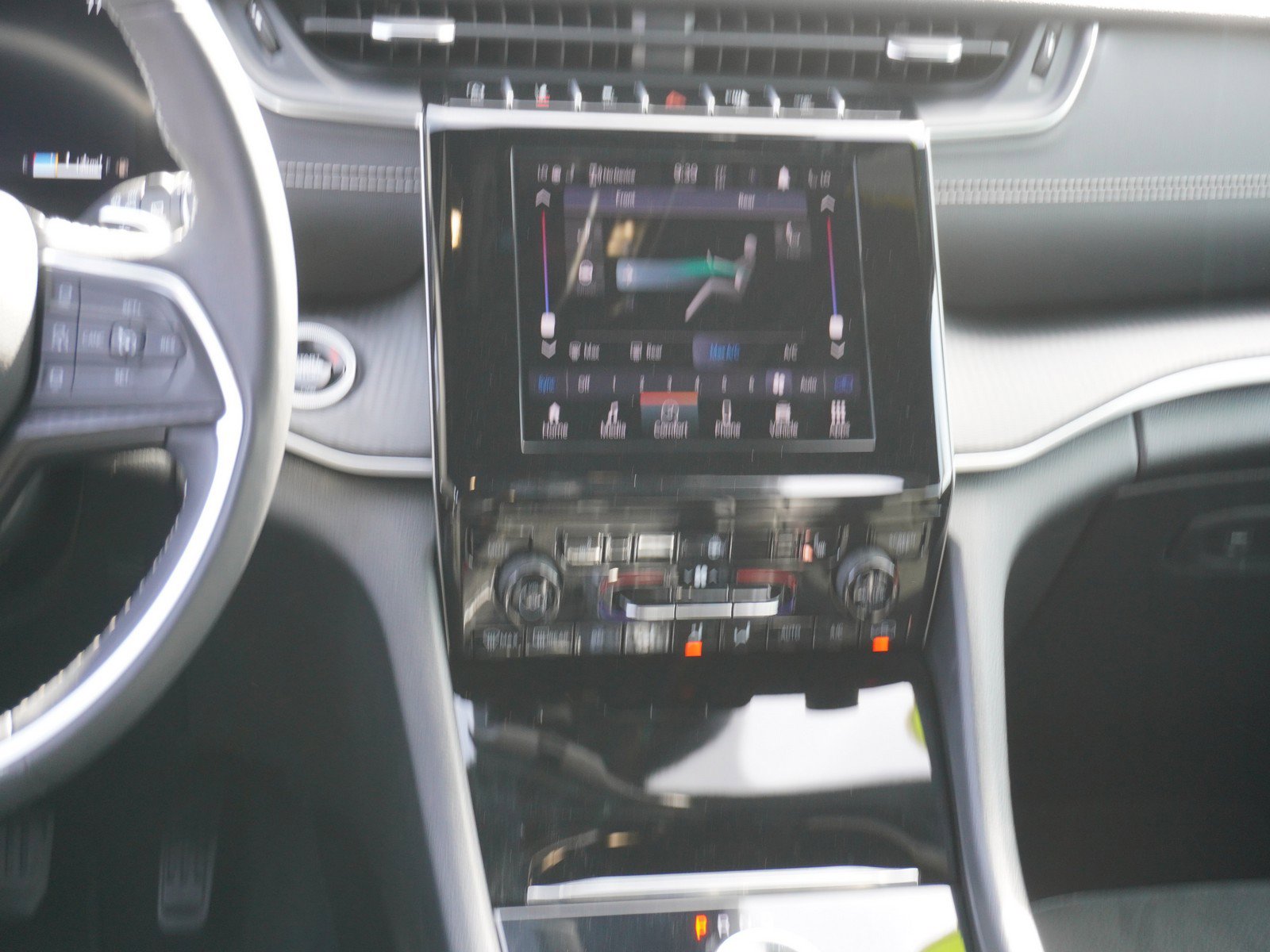 Used 2025 Jeep Grand Cherokee L Laredo image 18