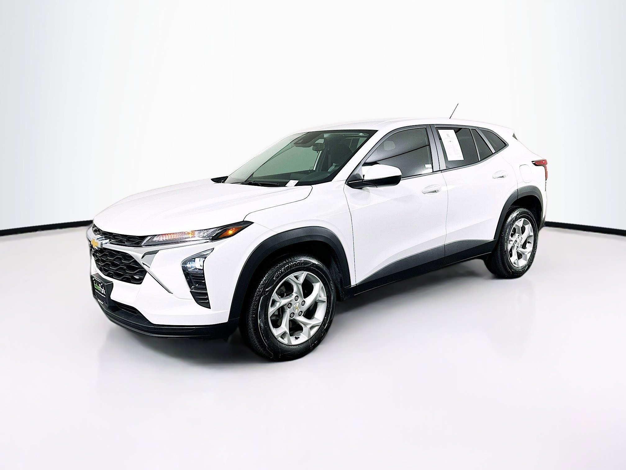 Used 2025 Chevrolet Trax LS w/ LS Convenience Package image 3