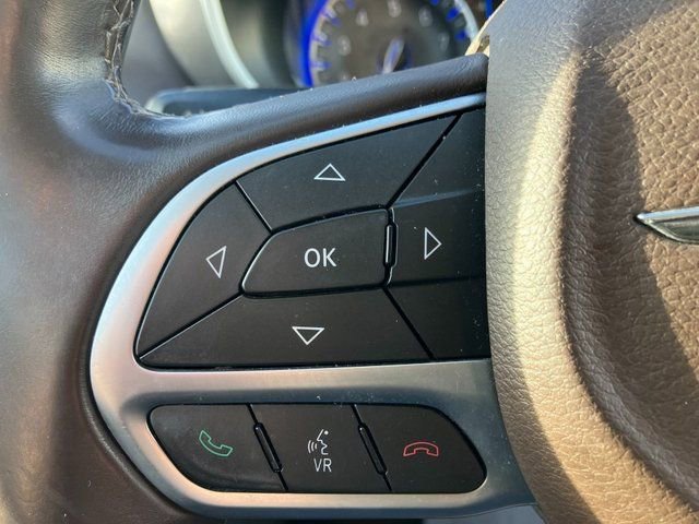 Used 2017 Chrysler Pacifica Touring-L w/ Tire & Wheel Group image 2