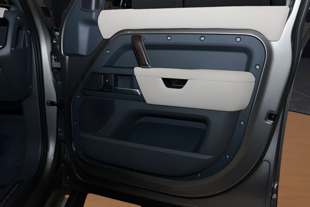 Used 2023 Land Rover Defender 110 X-Dynamic SE image 21