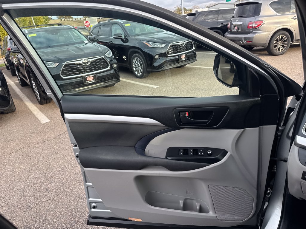 Used 2019 Toyota Highlander LE AWD/4WD image 33
