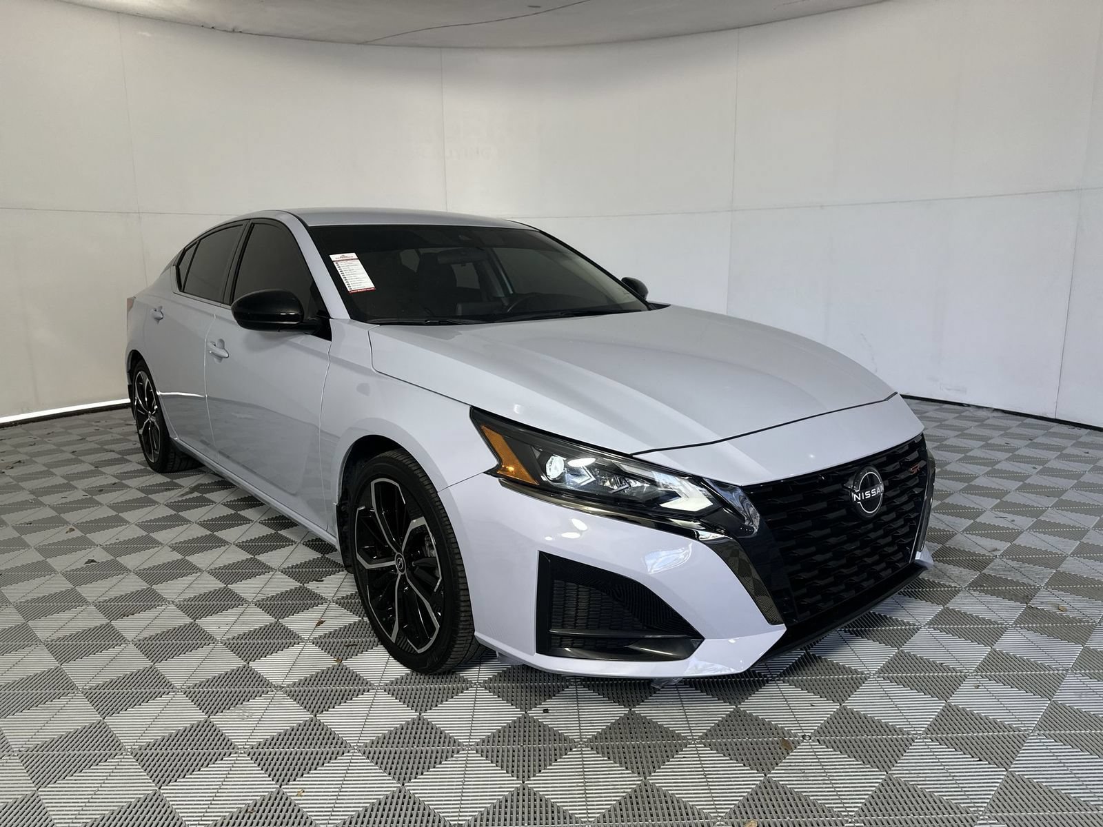 Used 2024 Nissan Altima 2.5 SR FWD image 2