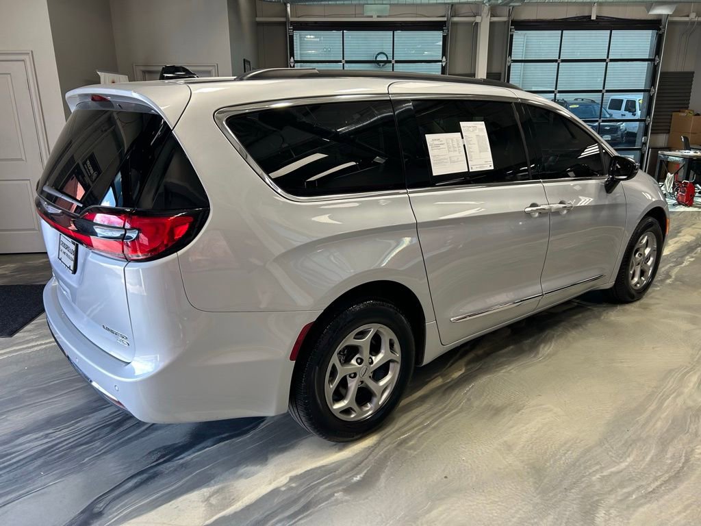 Used 2023 Chrysler Pacifica Limited image 28