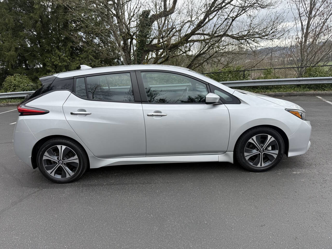 Used 2022 Nissan Leaf SV image 2
