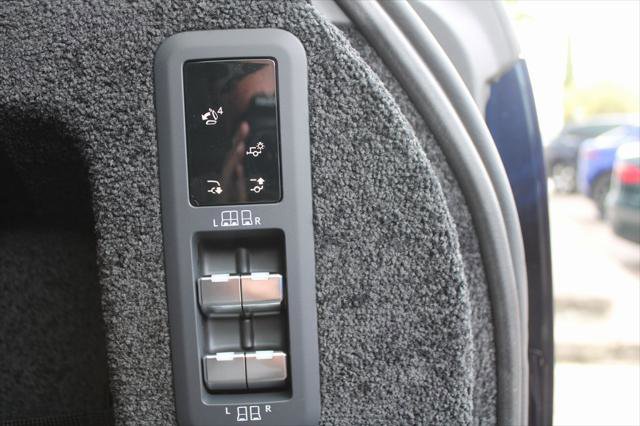 New 2025 Land Rover Range Rover Long Wheelbase SE image 12