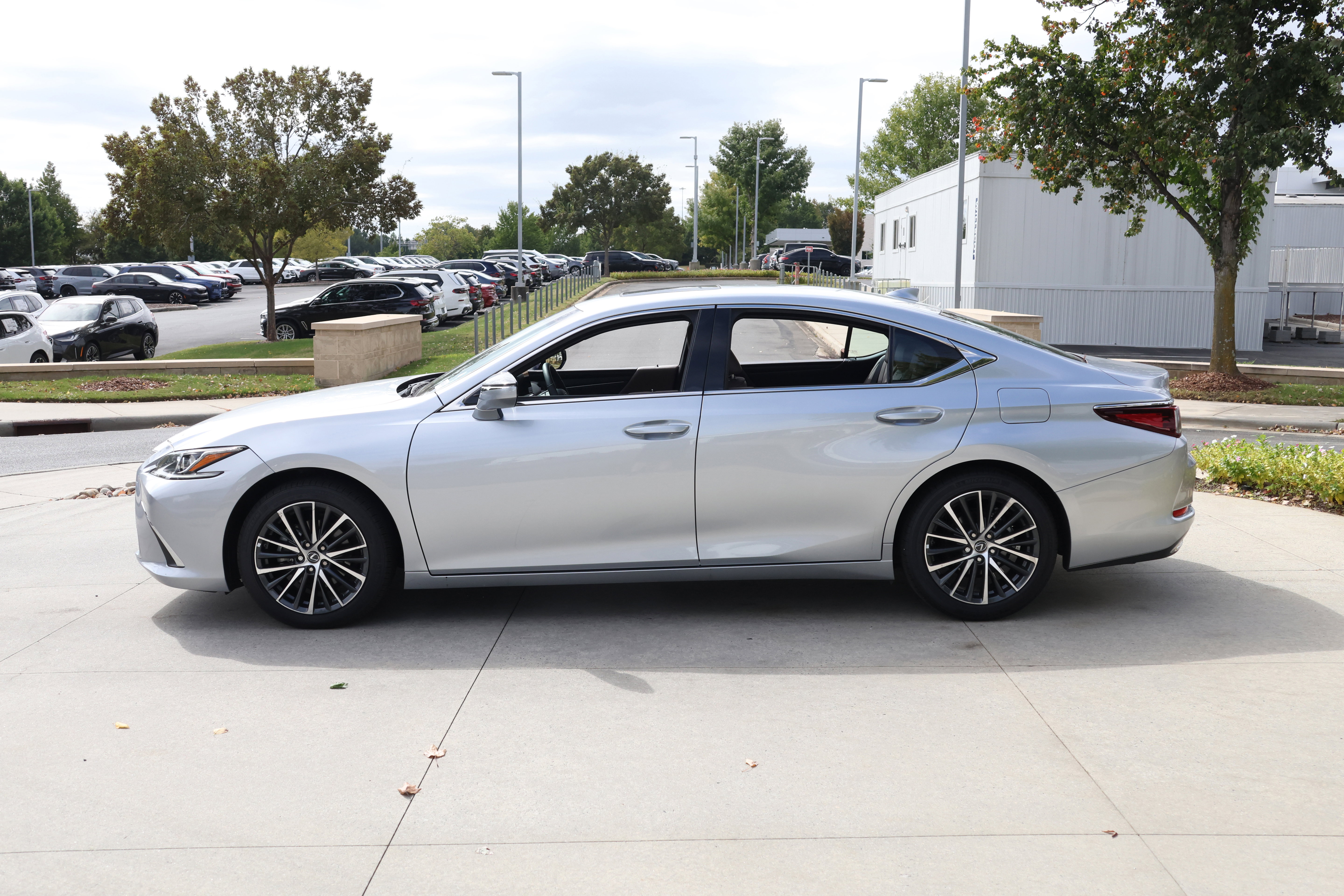 Used 2025 Lexus ES 350 w/ Premium Package image 6