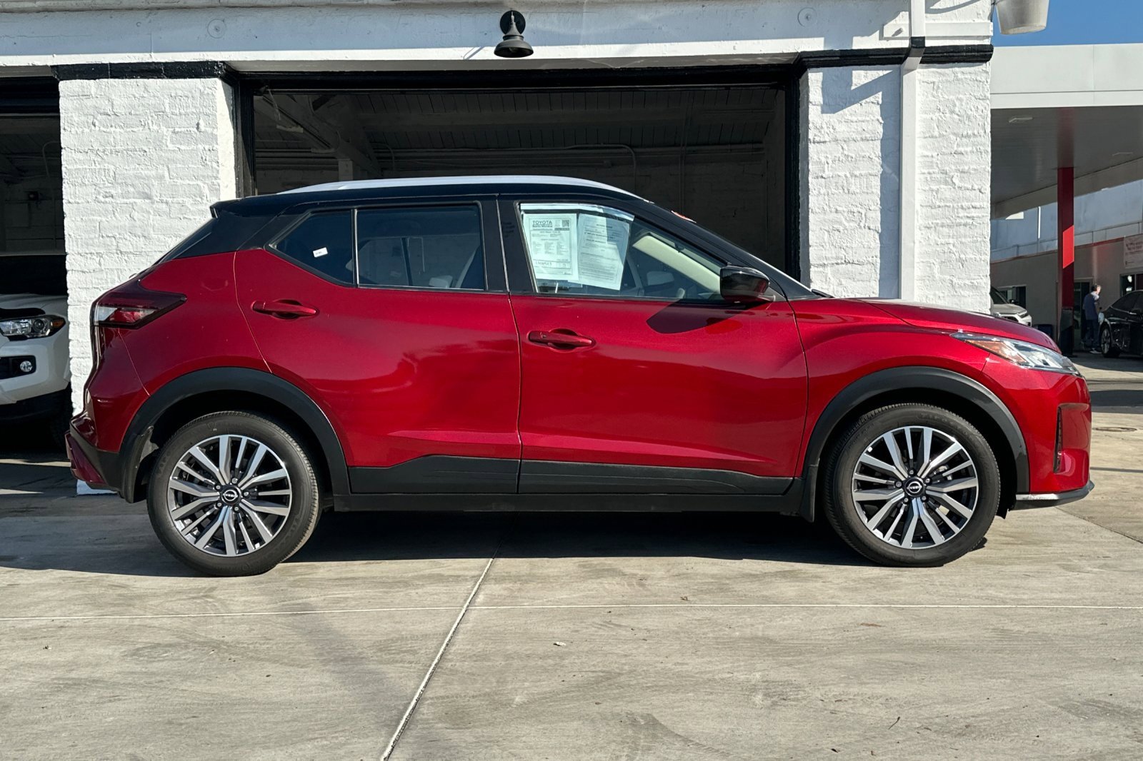 Used 2023 Nissan Kicks SV image 3