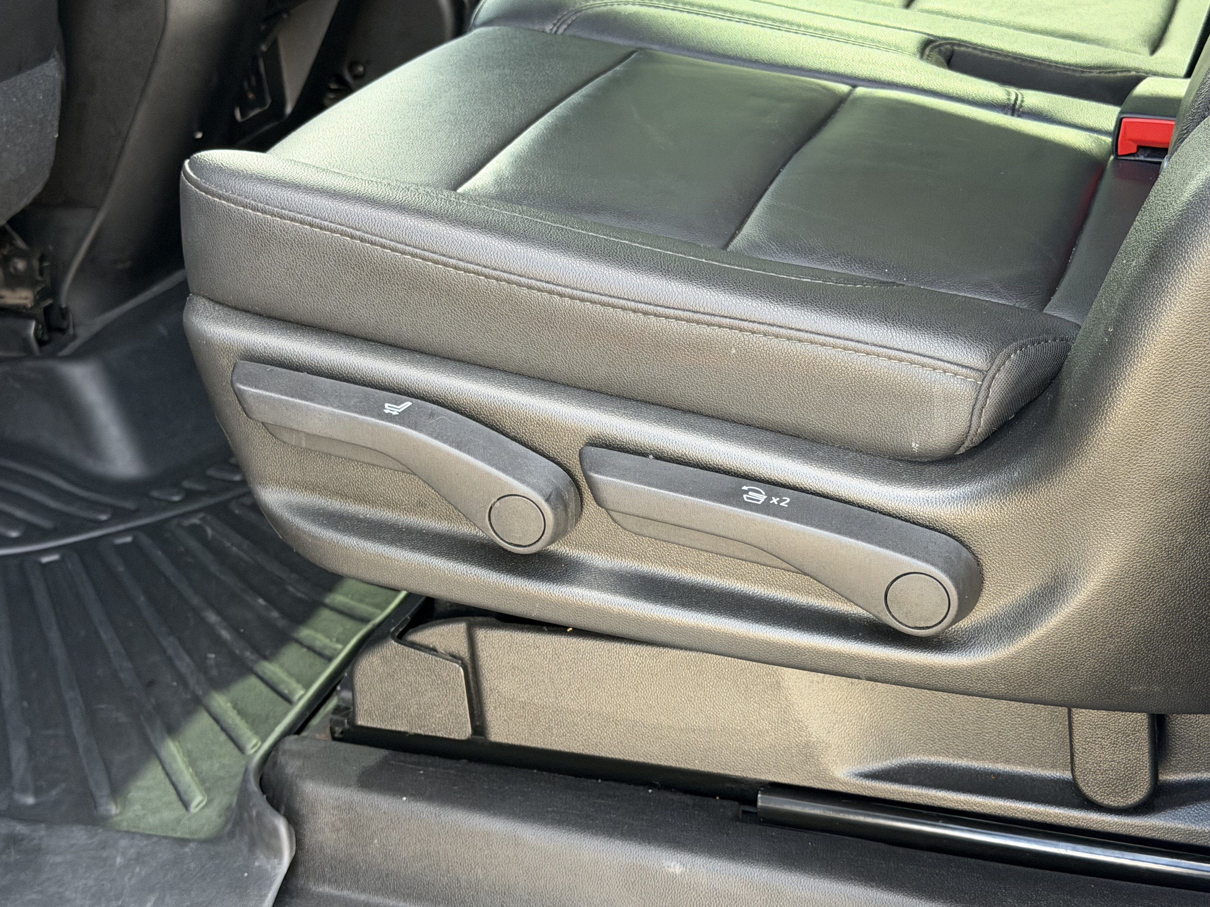 Used 2021 Chevrolet Suburban LT RWD image 14