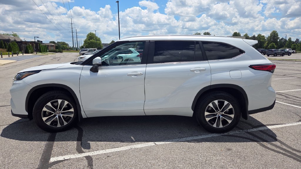 Used 2023 Toyota Highlander XLE FWD image 5