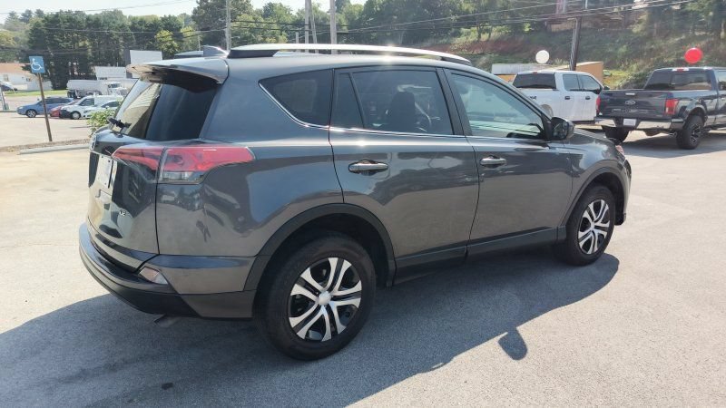 Used 2018 Toyota RAV4 LE FWD image 5