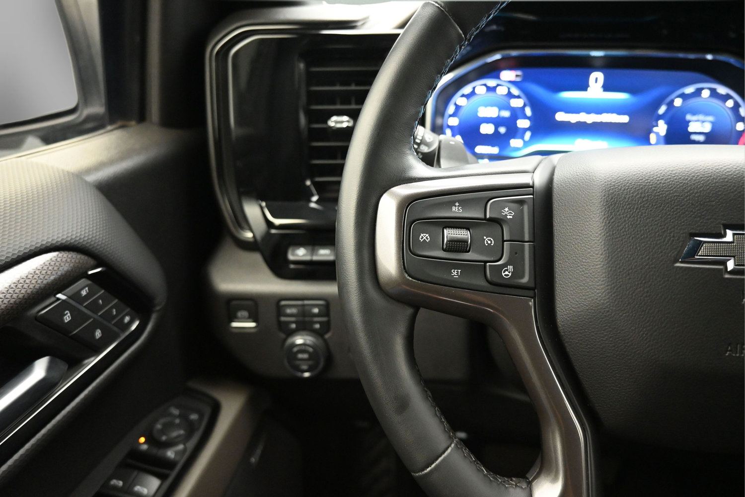 Used 2024 Chevrolet Silverado 1500 ZR2 w/ Technology Package AWD/4WD image 19