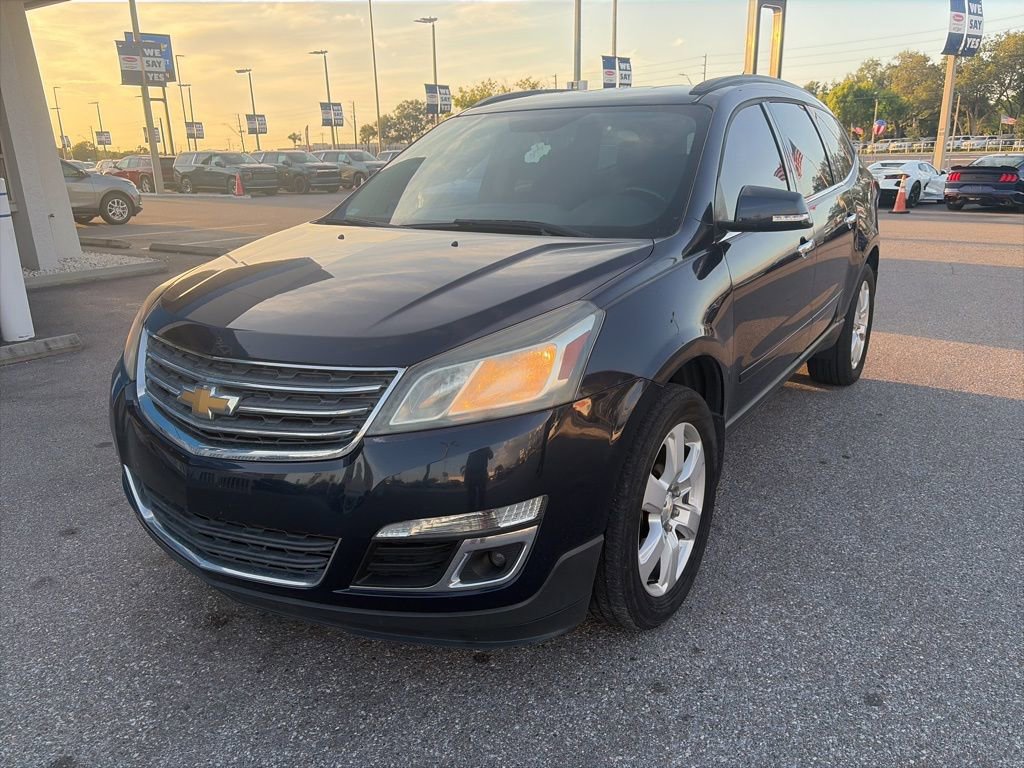 Used 2017 Chevrolet Traverse LT w/ Style and Technology Package FWD image 2