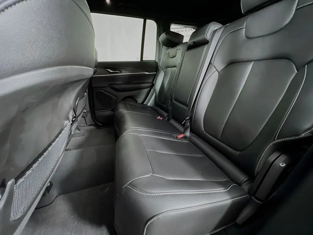 Used 2024 Jeep Grand Cherokee Limited w/ Black Appearance Package AWD/4WD image 26