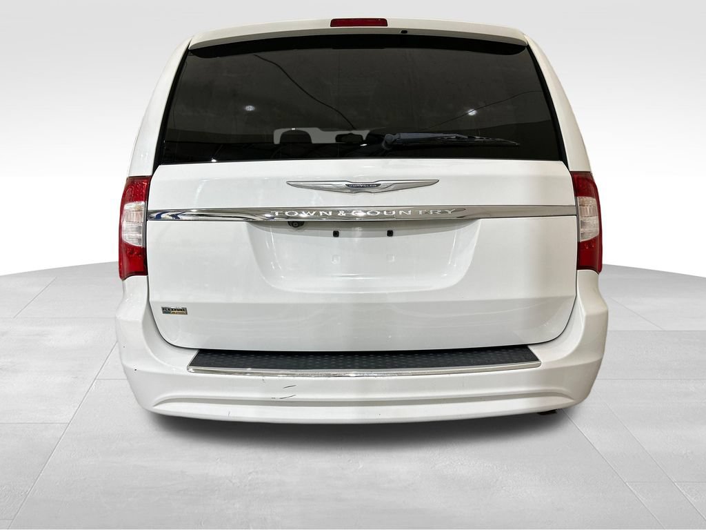 Used 2014 Chrysler Town & Country Touring FWD image 4