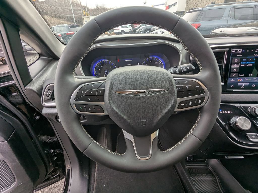 Used 2025 Chrysler Pacifica Select image 17