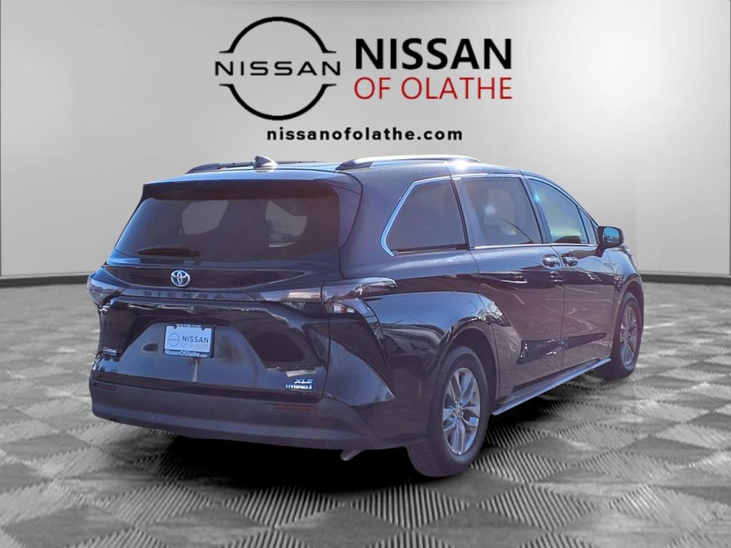 Used 2024 Toyota Sienna XLE image 34