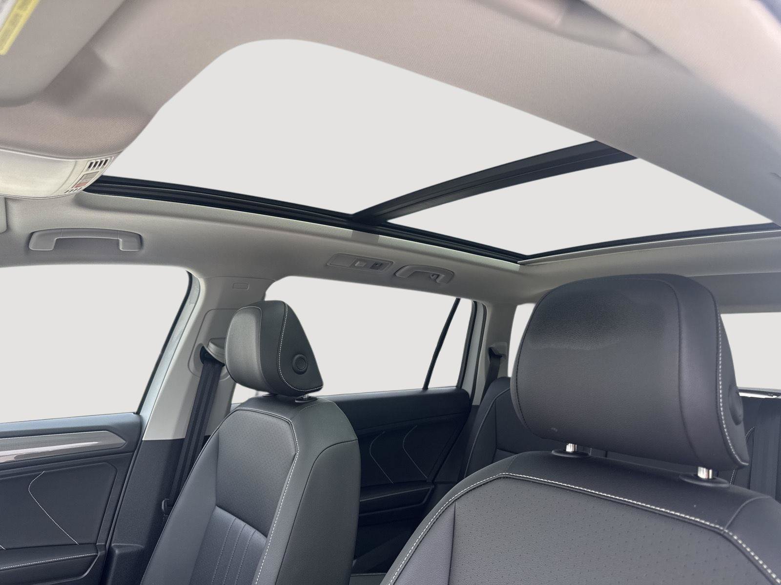 Certified 2024 Volkswagen Tiguan SE w/ Panoramic Sunroof Package AWD/4WD image 5