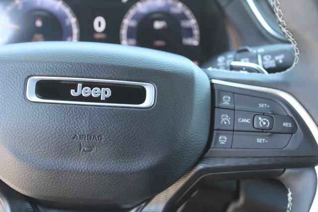 Used 2025 Jeep Grand Cherokee Altitude RWD image 17