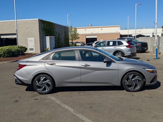 Used 2025 Hyundai Elantra Limited image 4