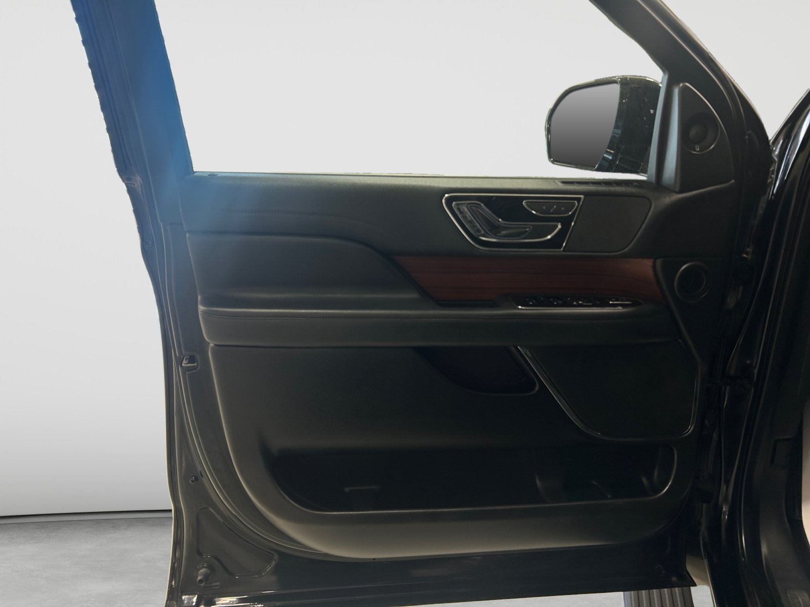 Used 2024 Lincoln Navigator L 4WD image 9