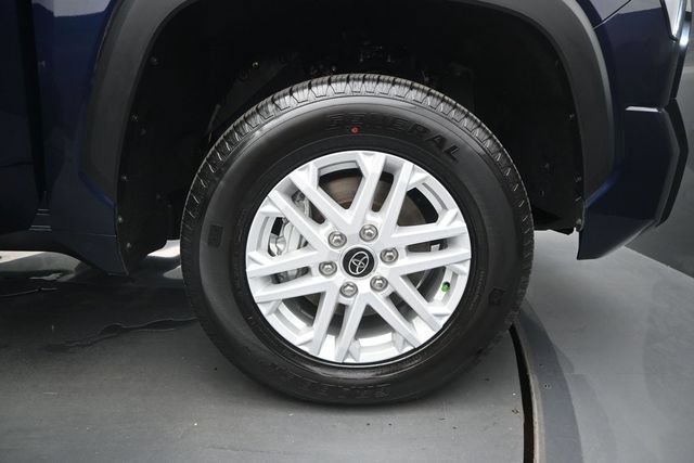 Used 2022 Toyota Tundra SR5 w/ SR5 Convenience Package AWD/4WD image 15