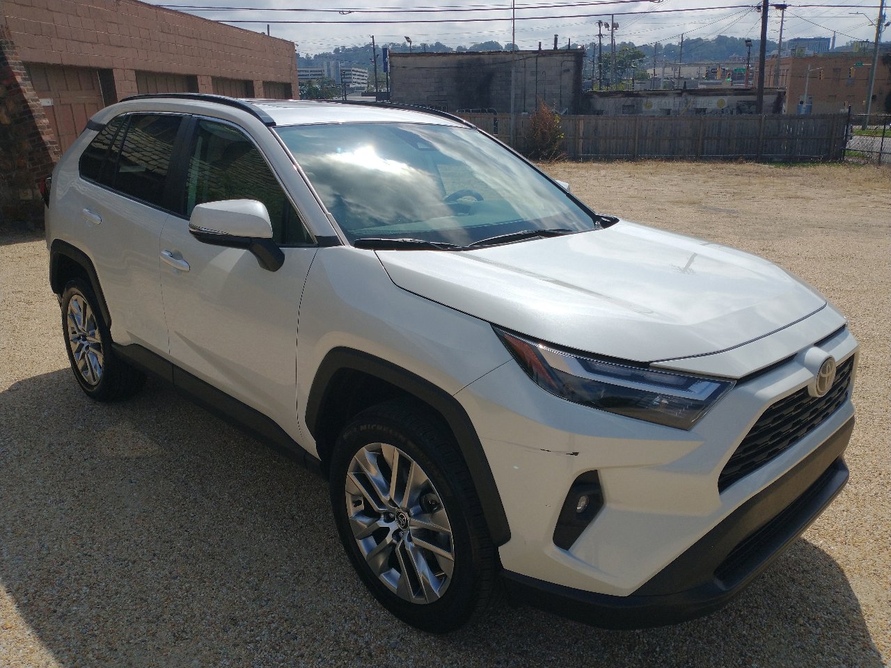 Used 2022 Toyota RAV4 XLE Premium image 27