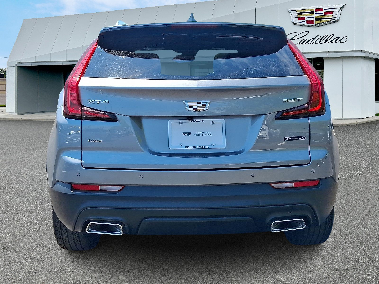 Certified 2023 Cadillac XT4 Luxury w/ Cold Weather Package AWD/4WD image 4