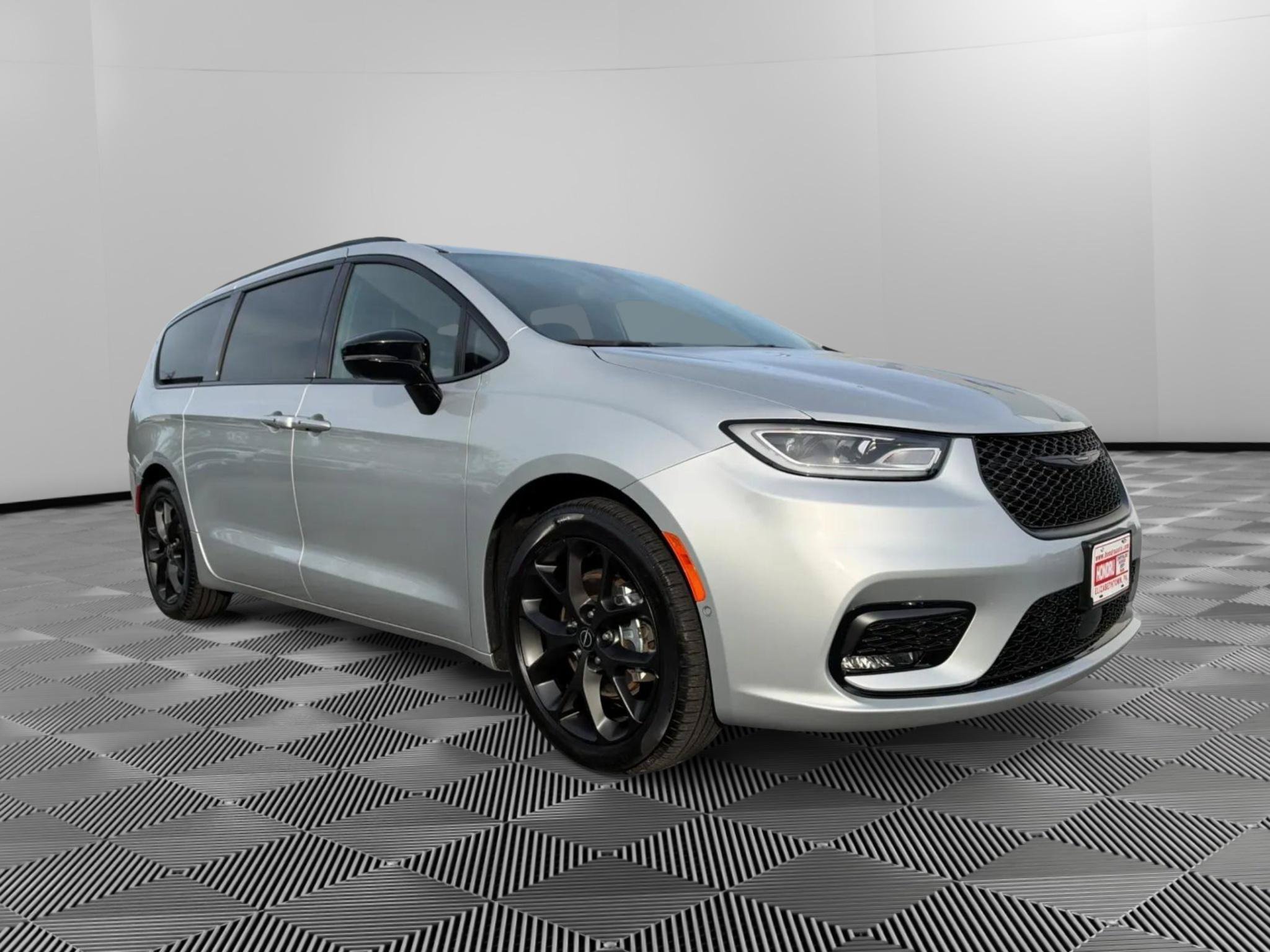 Used 2026 Chrysler Pacifica Select w/ S Appearance Package FWD image 2
