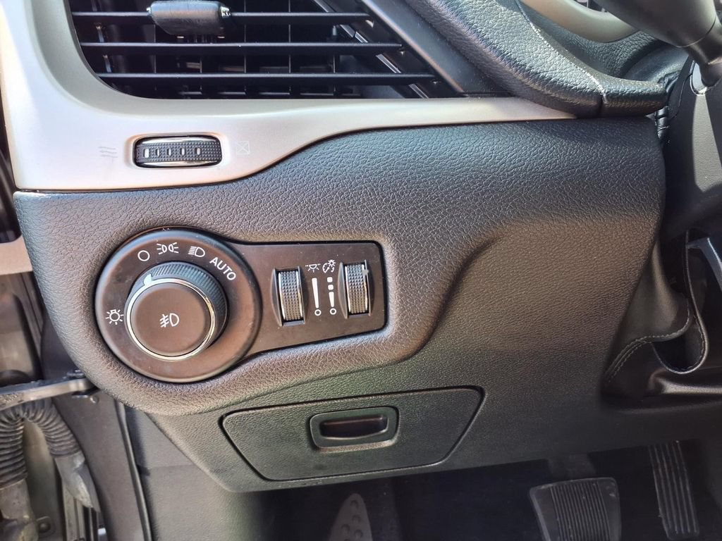 Used 2016 Jeep Cherokee Latitude w/ Safety/Convenience Group FWD image 13
