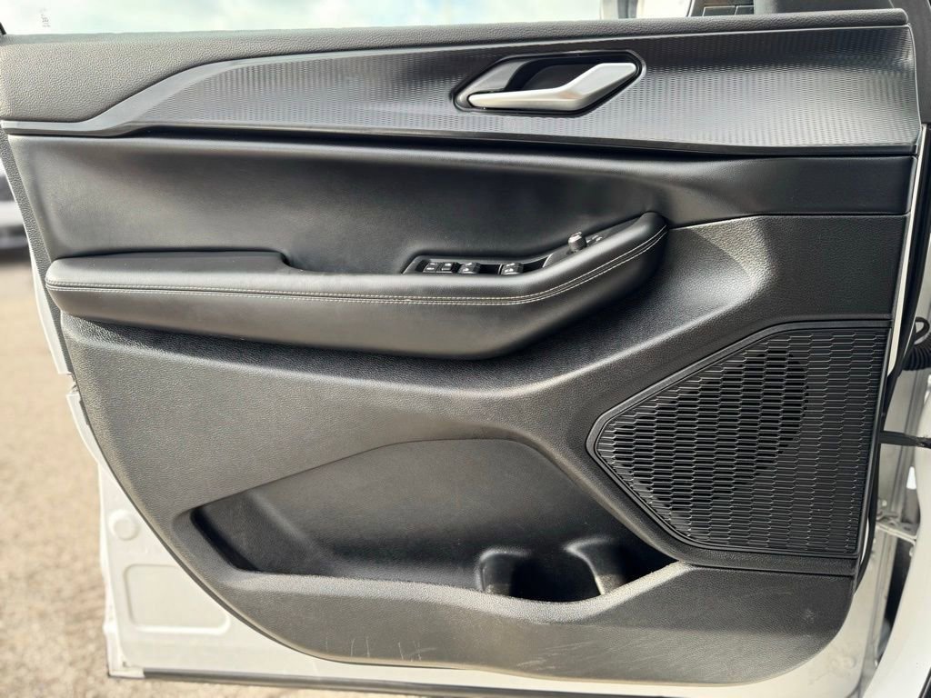 Used 2023 Jeep Grand Cherokee Laredo image 28