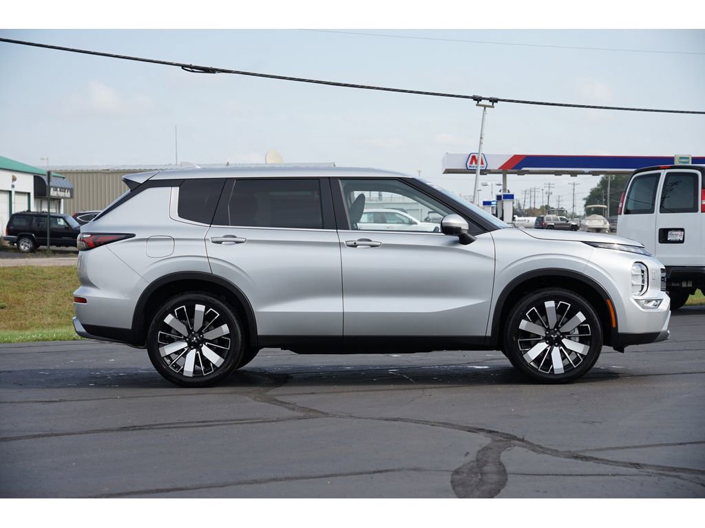 New 2025 Mitsubishi Outlander SE image 2