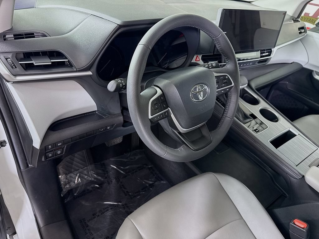 Certified 2025 Toyota Sienna XLE AWD/4WD image 19