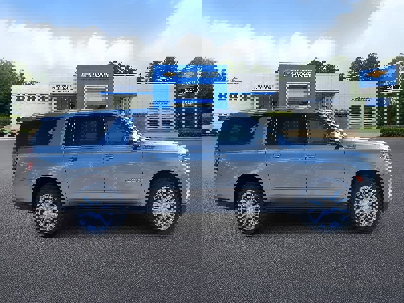 Used 2023 Chevrolet Suburban High Country w/ Premium Package 2 image 3