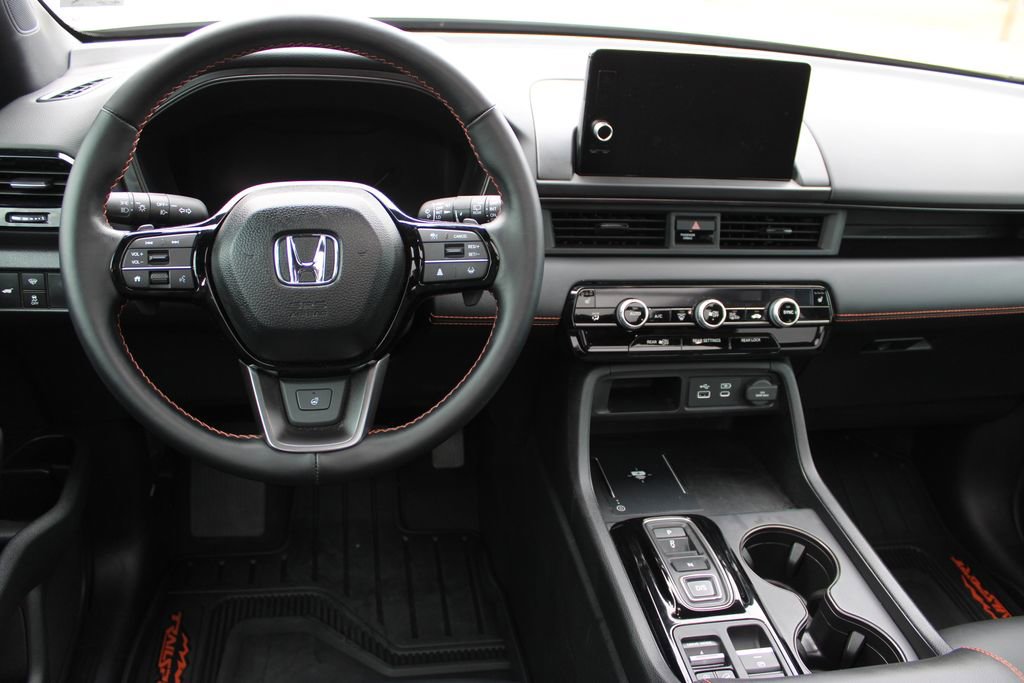 Used 2025 Honda Pilot TrailSport image 11