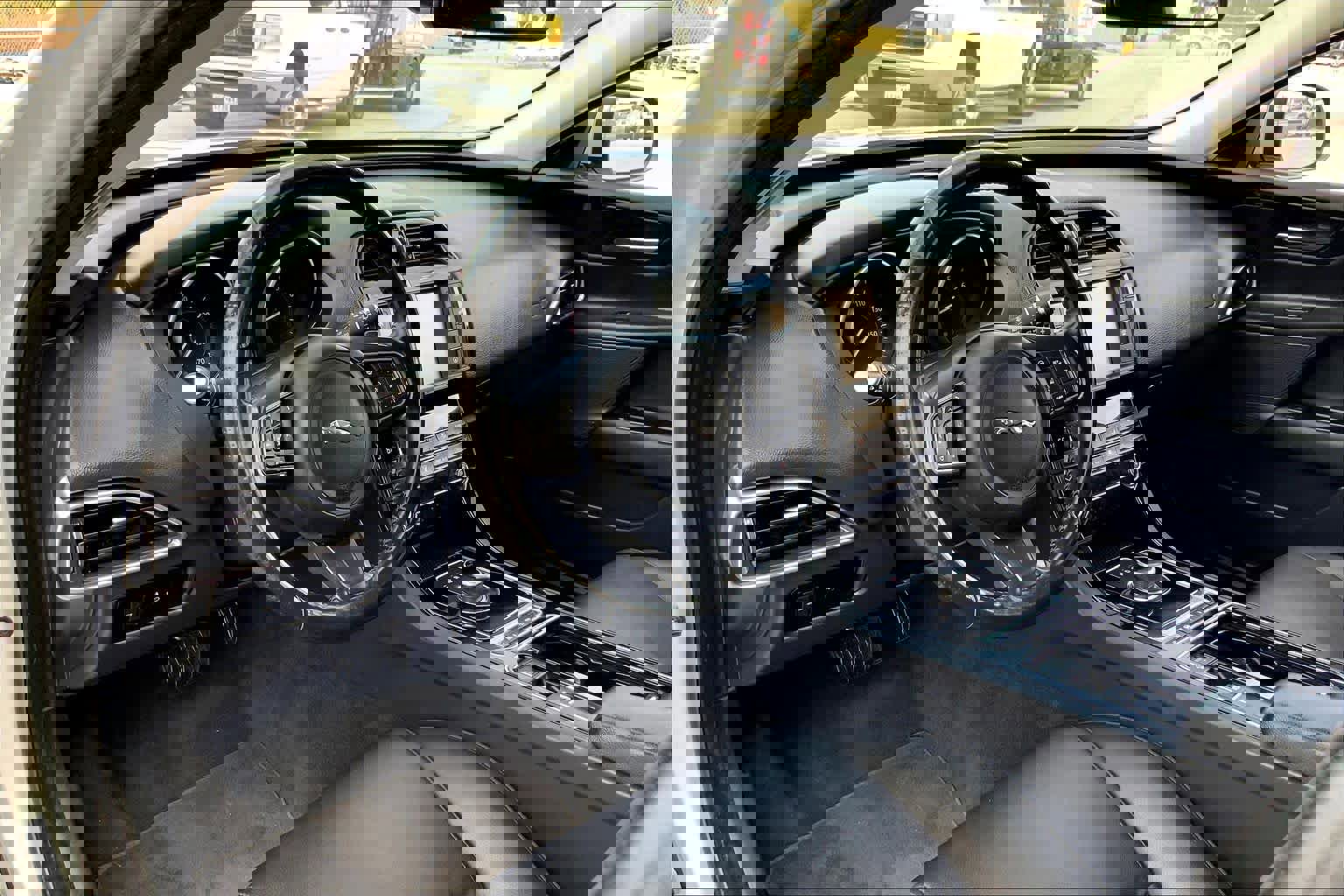 Used 2018 Jaguar XE Premium image 16