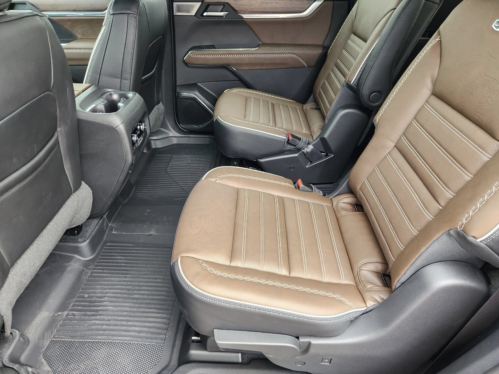 New 2026 GMC Acadia Denali Ultimate w/ LPO, Floor Liner Package AWD/4WD image 34