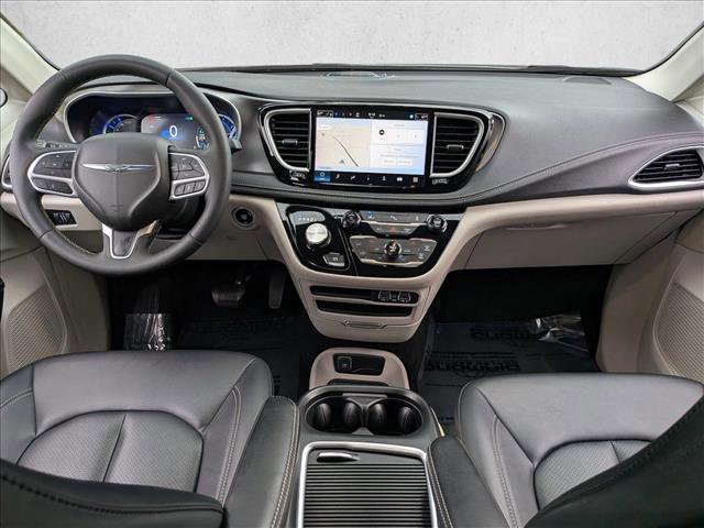 Used 2024 Chrysler Pacifica Select image 22