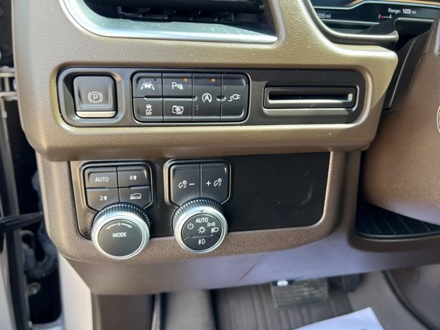 Used 2022 GMC Yukon XL SLT w/ SLT Premium Package AWD/4WD image 28