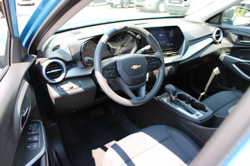 Certified 2025 Chevrolet Trax LS FWD image 12