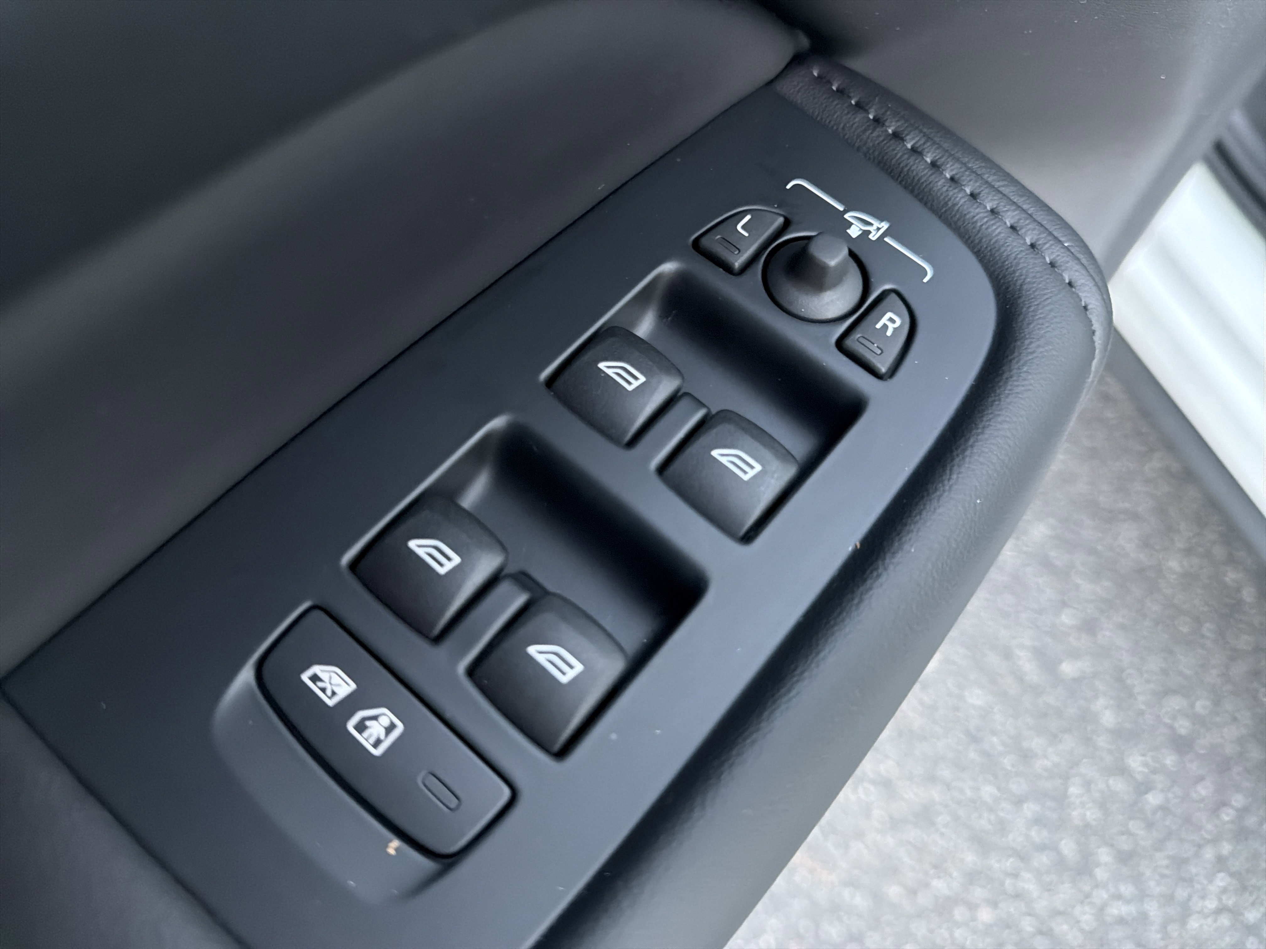 Certified 2025 Volvo XC60 B5 Plus image 15