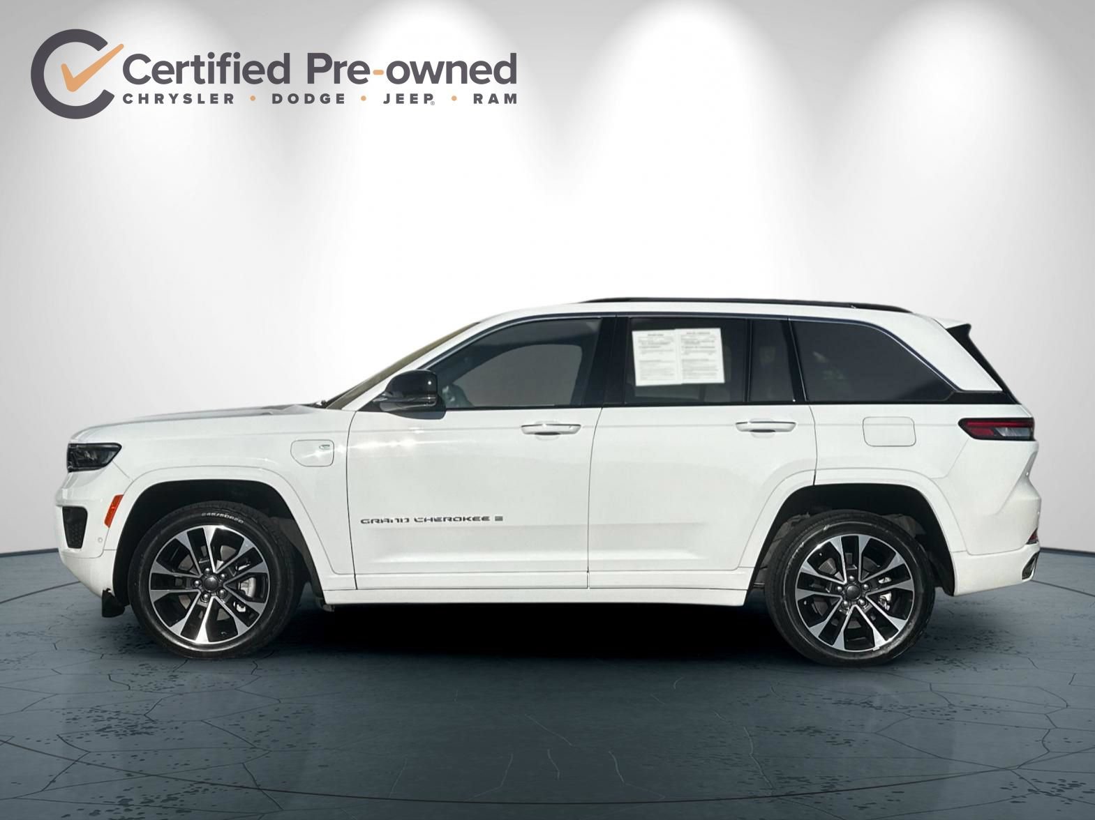 Used 2023 Jeep Grand Cherokee Overland AWD/4WD image 7